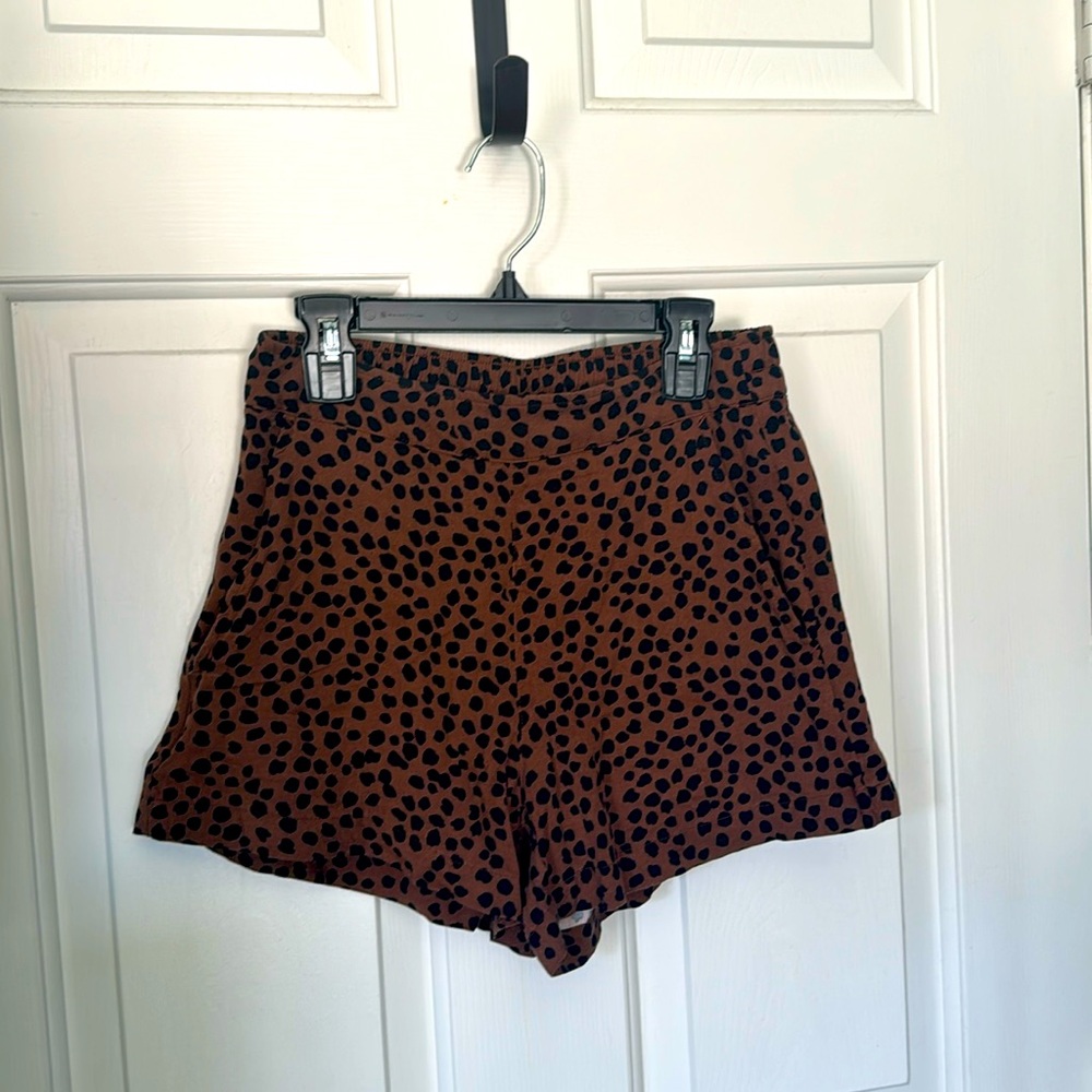 XS Animal print flowy shorts w pockets